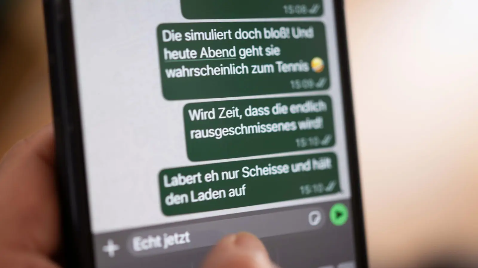 Im Netz und im realen Leben - oft am Arbeitsplatz - wird laut Studie zunehmend schikaniert, diffamiert, beleidigt. (Symbolbild) (Foto: Marijan Murat/dpa)