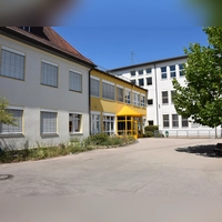 Der Stadtrat hat entschieden, dass der aus dem Jahr 1919 stammende Gebäudeteil (links) bestehen bleiben soll. Stattdessen wird der Altbau 2 (rechts) durch ein neues Gebäude ersetzt. (Foto: Florian Schwab)