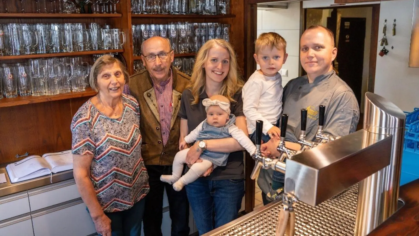 Das „Goldene Kreuz“ in Ickelheim ist für sie Gasthaus und Zuhause gleichermaßen (von links): Christa und Herrmann Heinlein, Saskia Heinlein mit Tochter Ida und Hans Heinlein mit Sohn Xaver. (Foto: Denise Haberecht)