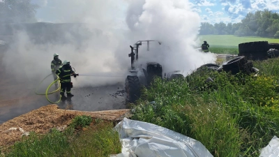 Von dem Traktor blieb nur ein Stahlgerippe übrig. (Foto: Rainer Weiskirchen)