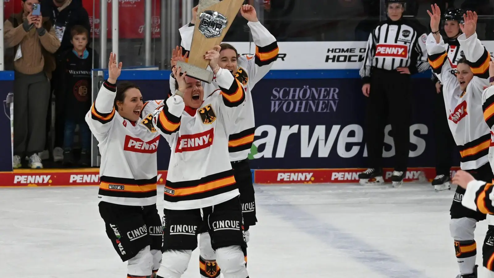 Die deutschen Eishockey-Frauen gewannen am Wochenende den Deutschland Cup (Foto: Markus Lenhardt/dpa)
