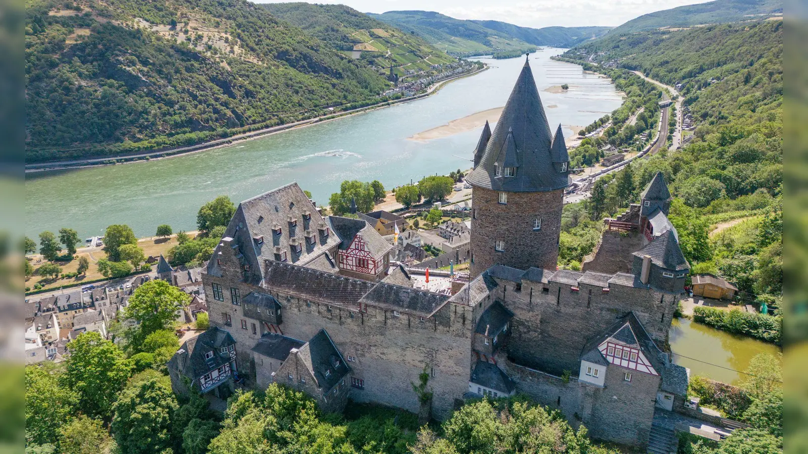 Mit Burgen und Festungen sind die Ufer des Rheins bebaut: Burg Stahleck bei Bacharach. (Foto: Boris Roessler/dpa/dpa-tmn)