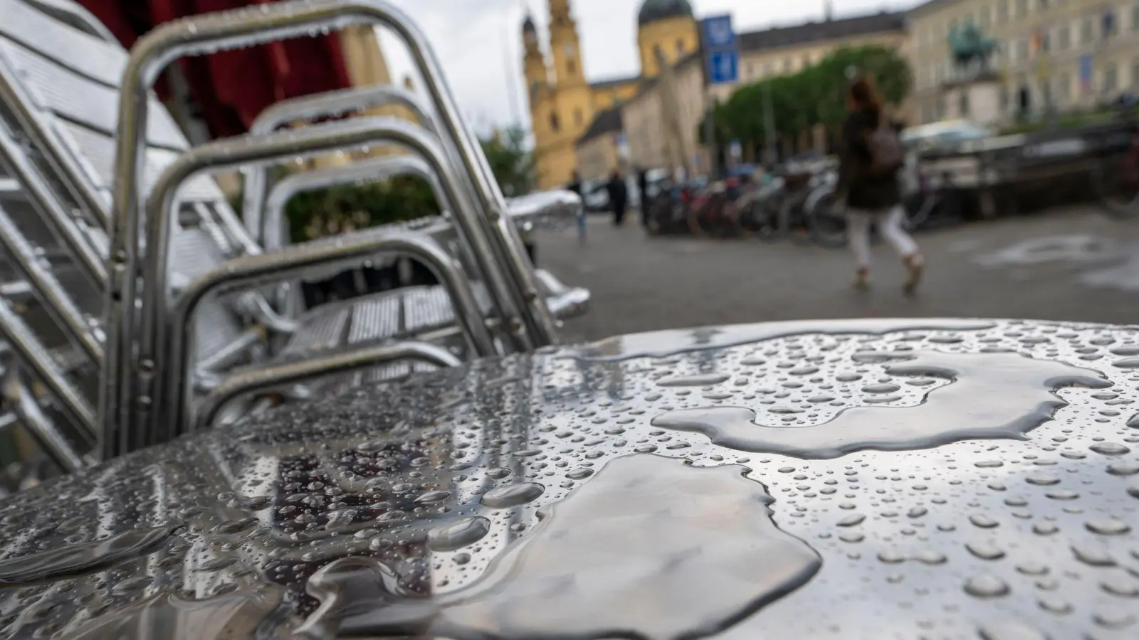 Immer wieder Regen und viele Wolken: Das Wetter in Bayern eignet sich laut DWD in den kommenden Tagen nicht zum Draußensitzen. (Symbolbild) (Foto: Peter Kneffel/dpa)