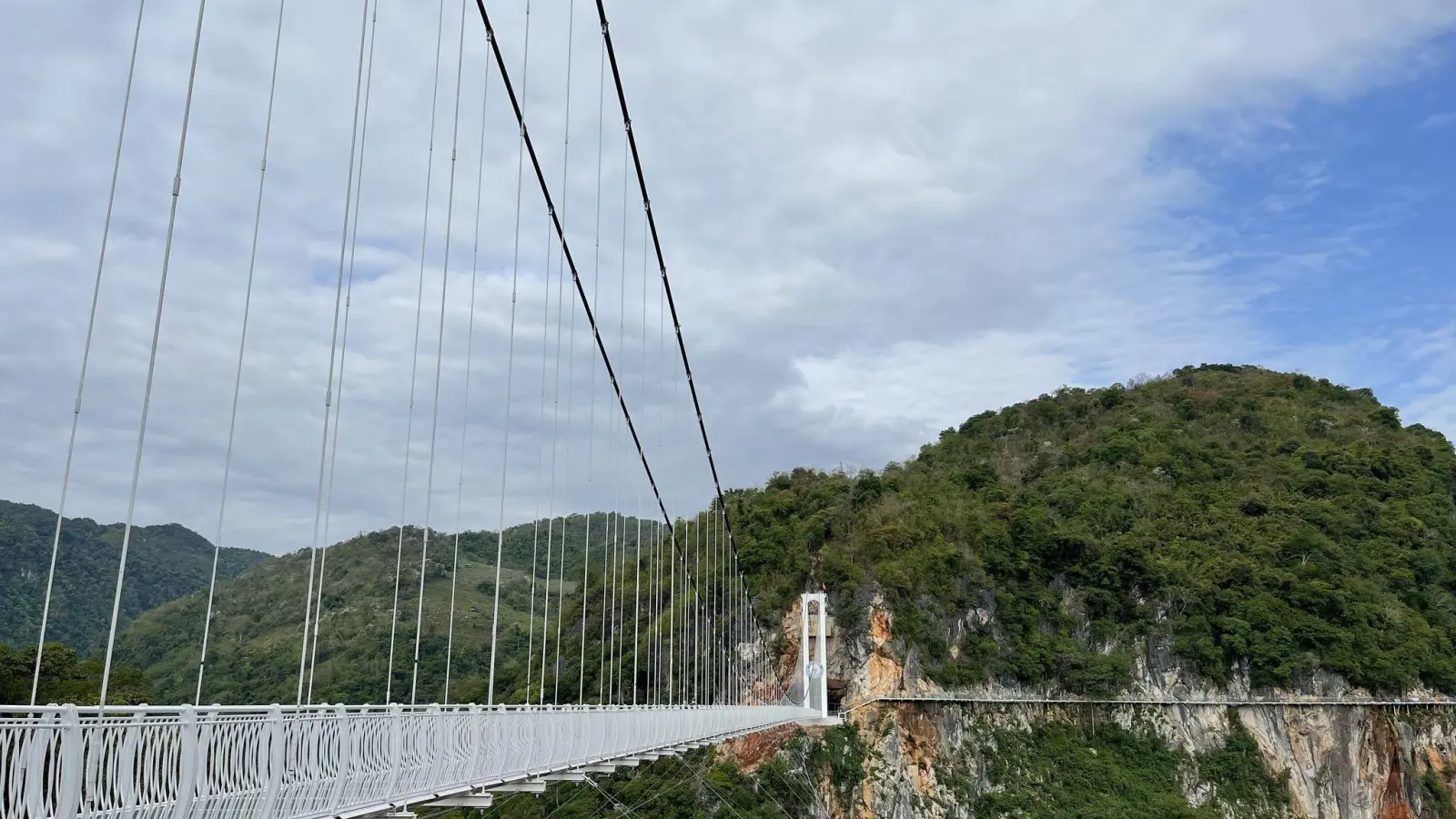 Die Bach-Long-Glasbrücke (auf Deutsch: Weißer Drache) im Hochland von Vietnam. Die Glasbrücke ist 632 Meter lang und gilt bereits jetzt als neue Attraktion. (Foto: Moc Chau Island/dpa)