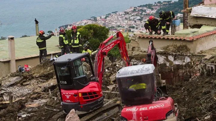 Rettungskräfte sind nach einem Erdrutsch auf der italienischen Insel Ischia im Einsatz. (Foto: Salvatore Laporta/AP/dpa)