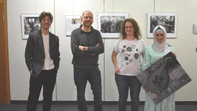 Nils Eckart, Andreas Riedel und Dr. Christiane Wolfart haben zusammen die Ausstellung „In guter Gesellschaft“ auf die Beine gestellt. Ergänzt wird sie mit Arbeiten der syrischen Künstlerin Rouzana Alahmar (v.l.) . (Foto: Ute Niephaus)