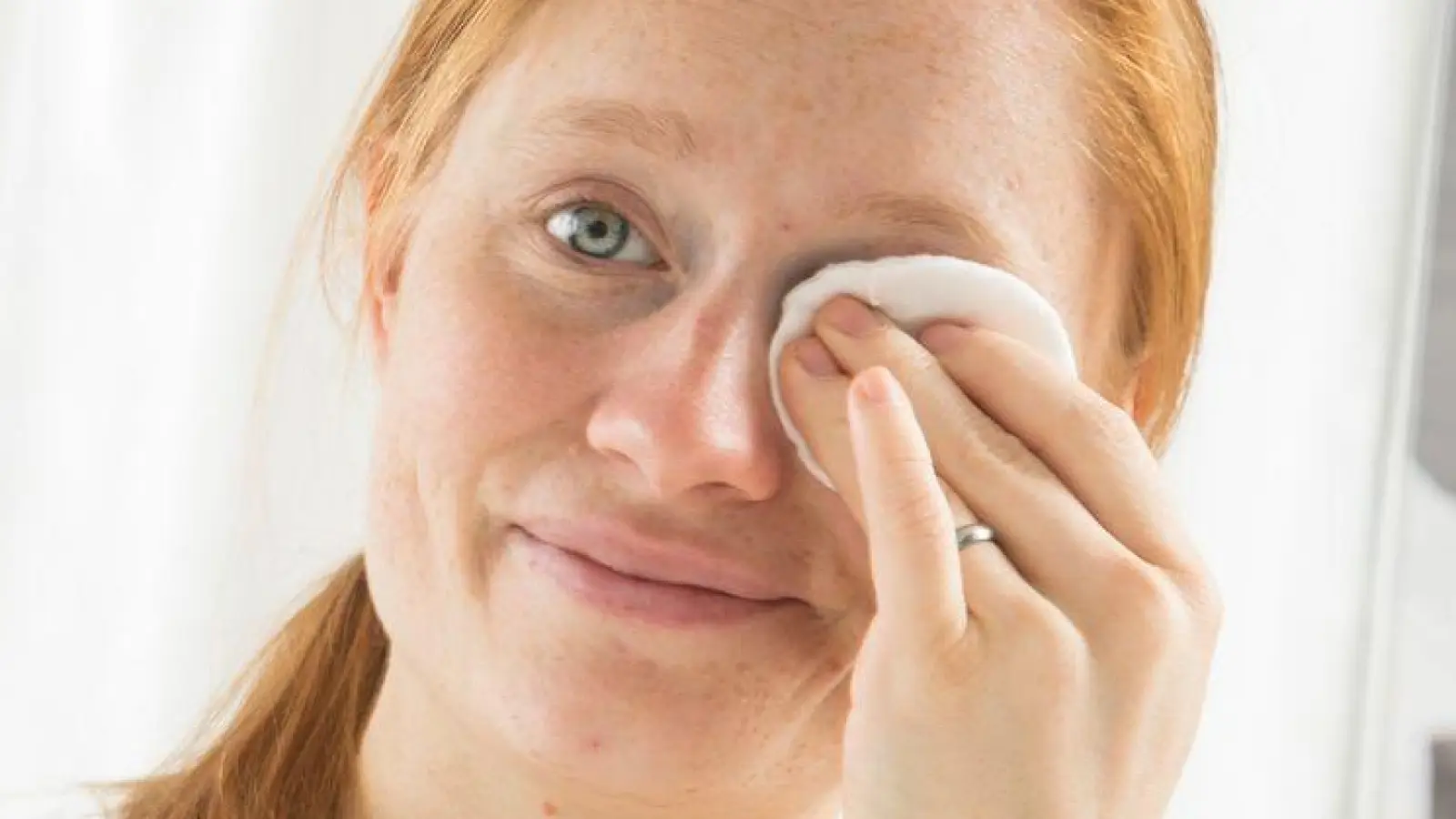 Bei der Auswahl des Abschminkprodukts gibt es nicht die eine Lösung für alle, sondern viele passende Möglichkeiten. (Foto: Christin Klose/dpa-tmn)