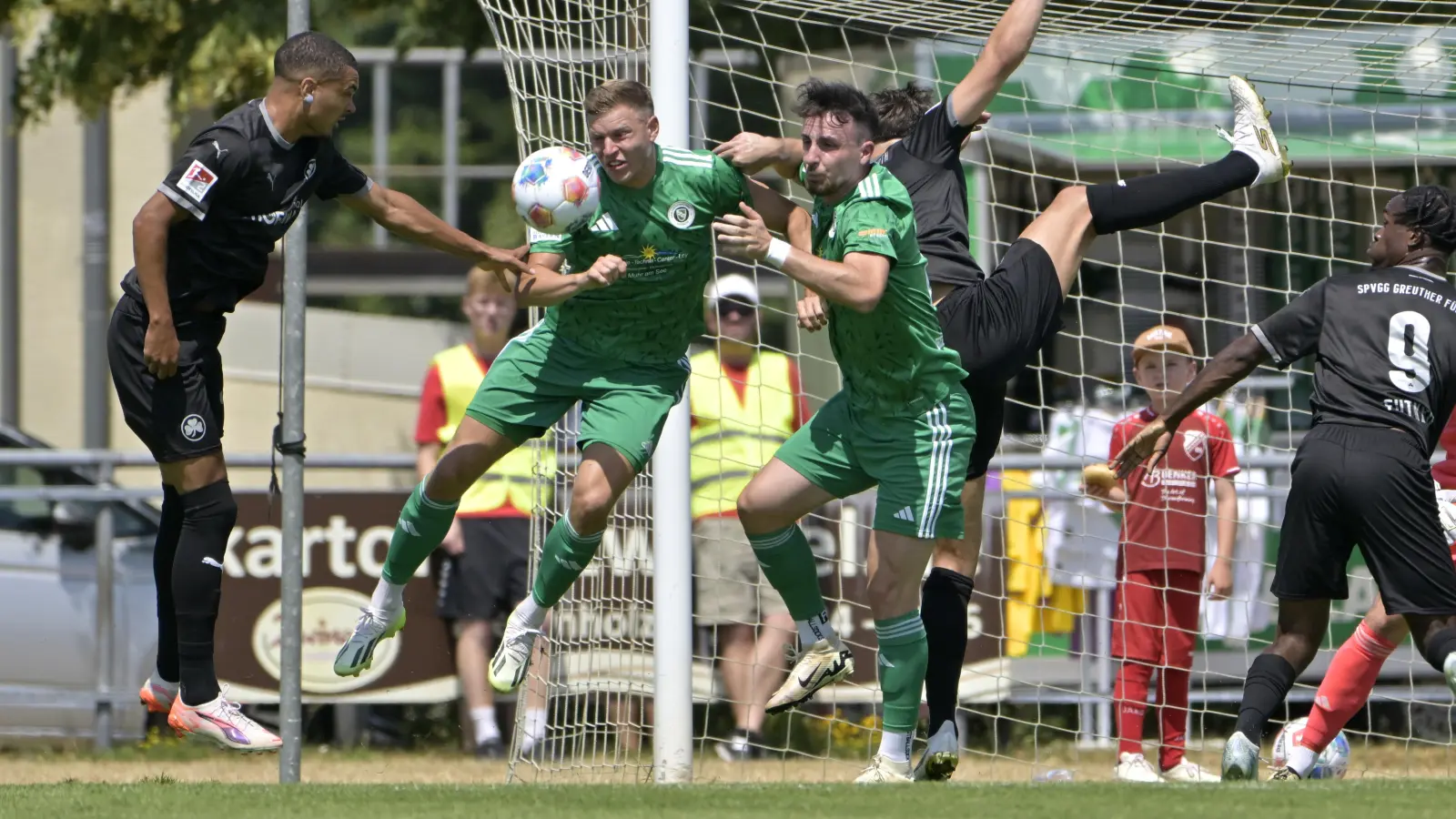 Der neue Stürmer muss auch hinten aushelfen. Dino Nuhanovic (in Grün, rechts) und Riko Manz verteidigen das Ansbacher Tor gegen Greuther Fürth (links Maximilian Dietz). (Foto: Martin Rügner)