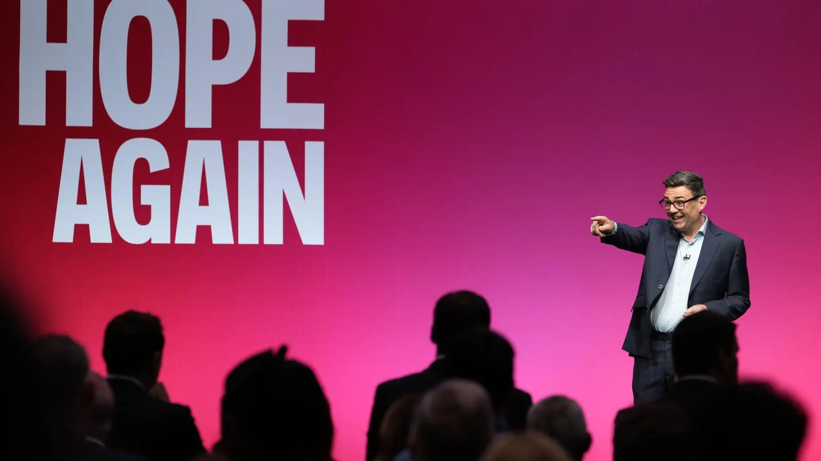 Andy Burnham kündigte tiefgreifende Reformen an.  (Foto: Jon Super/AP/dpa)