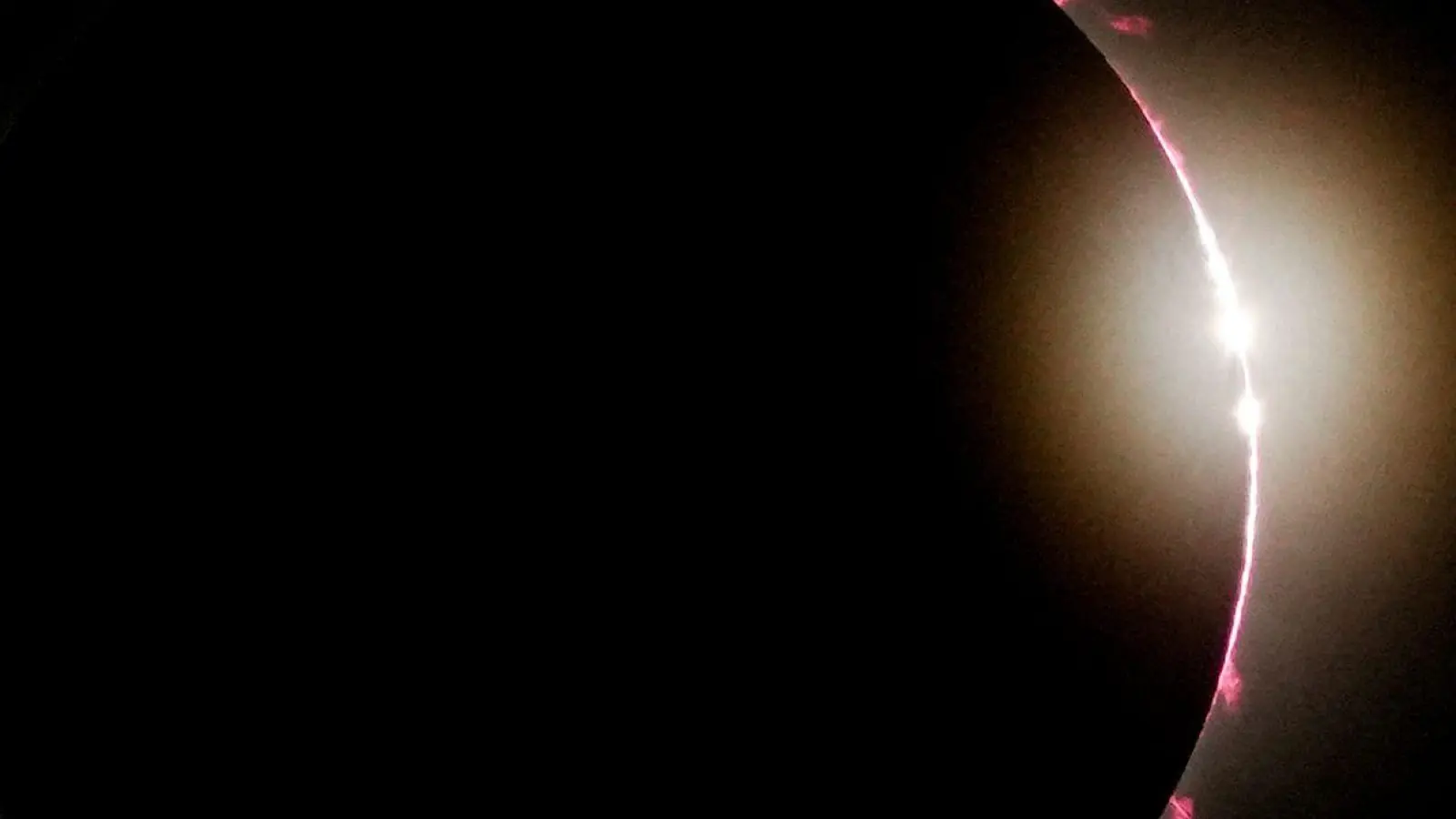 In Mexiko, den USA und Kanada konnten die Menschen eine totale Sonnenfinsternis erleben. Ein solches Himmelsspektakel kommt vor, wenn der Mond zwischen der Sonne und der Erde durchzieht und dabei die Sonne komplett verdeckt. (Foto: Fernando Llano/AP)