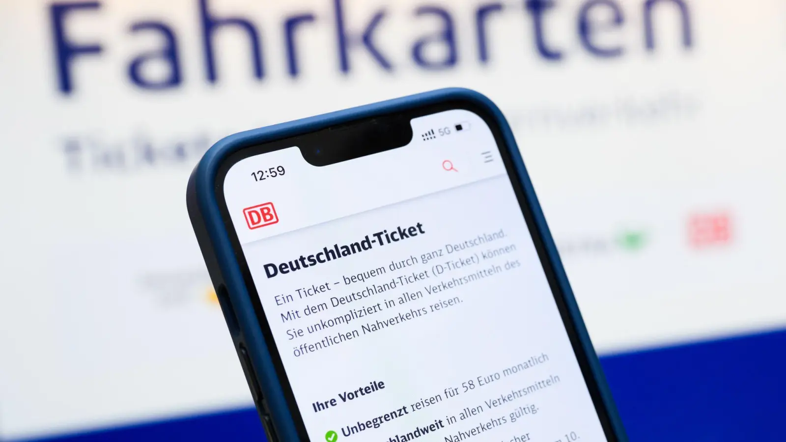 Was kostet das Deutschlandticket ab Januar? Diese Frage soll sich nach Vorstellung von Verkehrssenatorin Ute Bonde (CDU) heute in München klären. (Symbolbild) (Foto: Julian Stratenschulte/dpa)