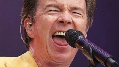 Rick Astley greift gern mal in die Saiten. (Archivbild) (Foto: Joe Giddens/PA Wire/dpa)