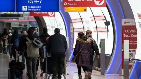 Passagiere am Flughafen Frankfurt. Der Betreiber Fraport erwartet weiter wachsende Passagierzahlen. (Foto: Boris Roessler/dpa)