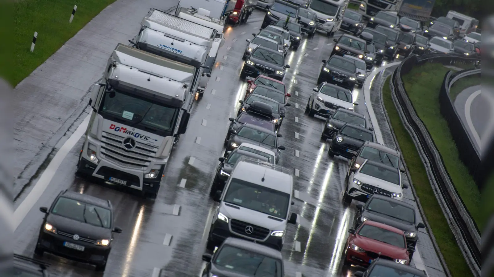 Volle Fahrbahnen auf der A8 in Richtung Süden.  (Foto: Stefan Puchner/dpa)