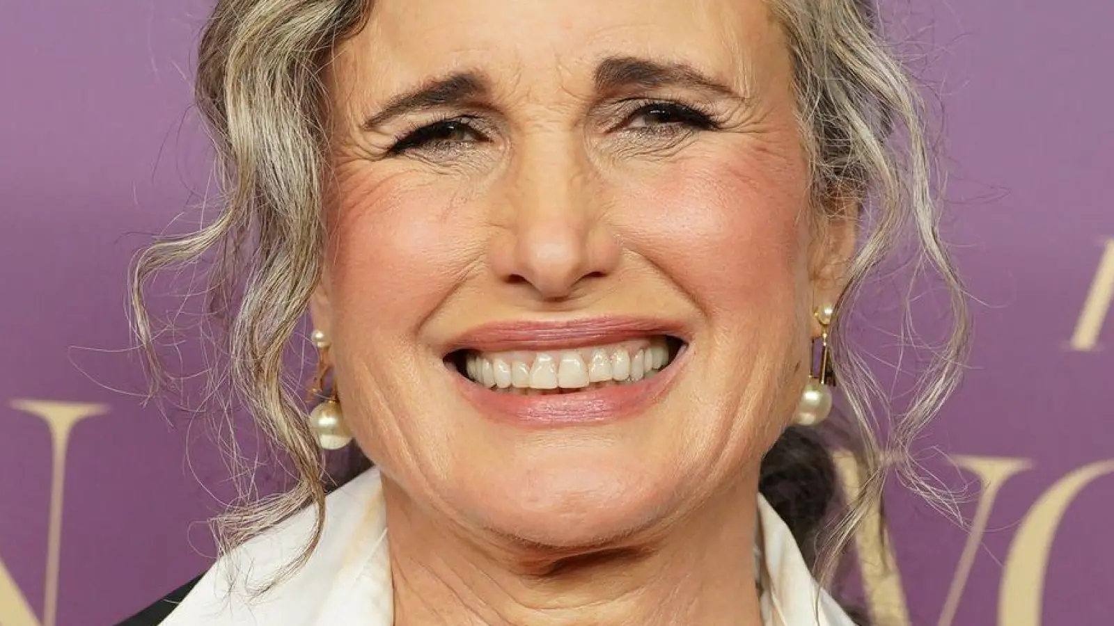 Hollywood-Schauspielerin Andie MacDowell genießt nach eigenen Angaben eine gewisse Rollenumkehr mit ihren nun erwachsenen Kindern. (Archivbild) (Foto: Jordan Strauss/Invision/AP/dpa)