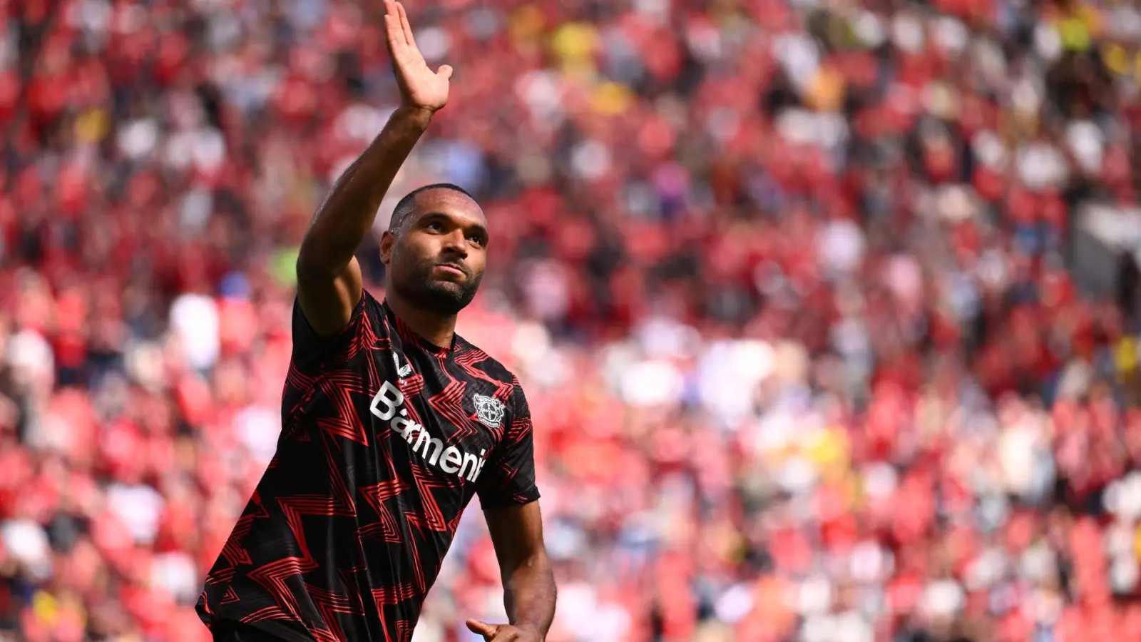  Trikotwechsel: Jonathan Tah bei seinem Abschied aus Leverkusen. (Foto: Marius Becker/dpa)