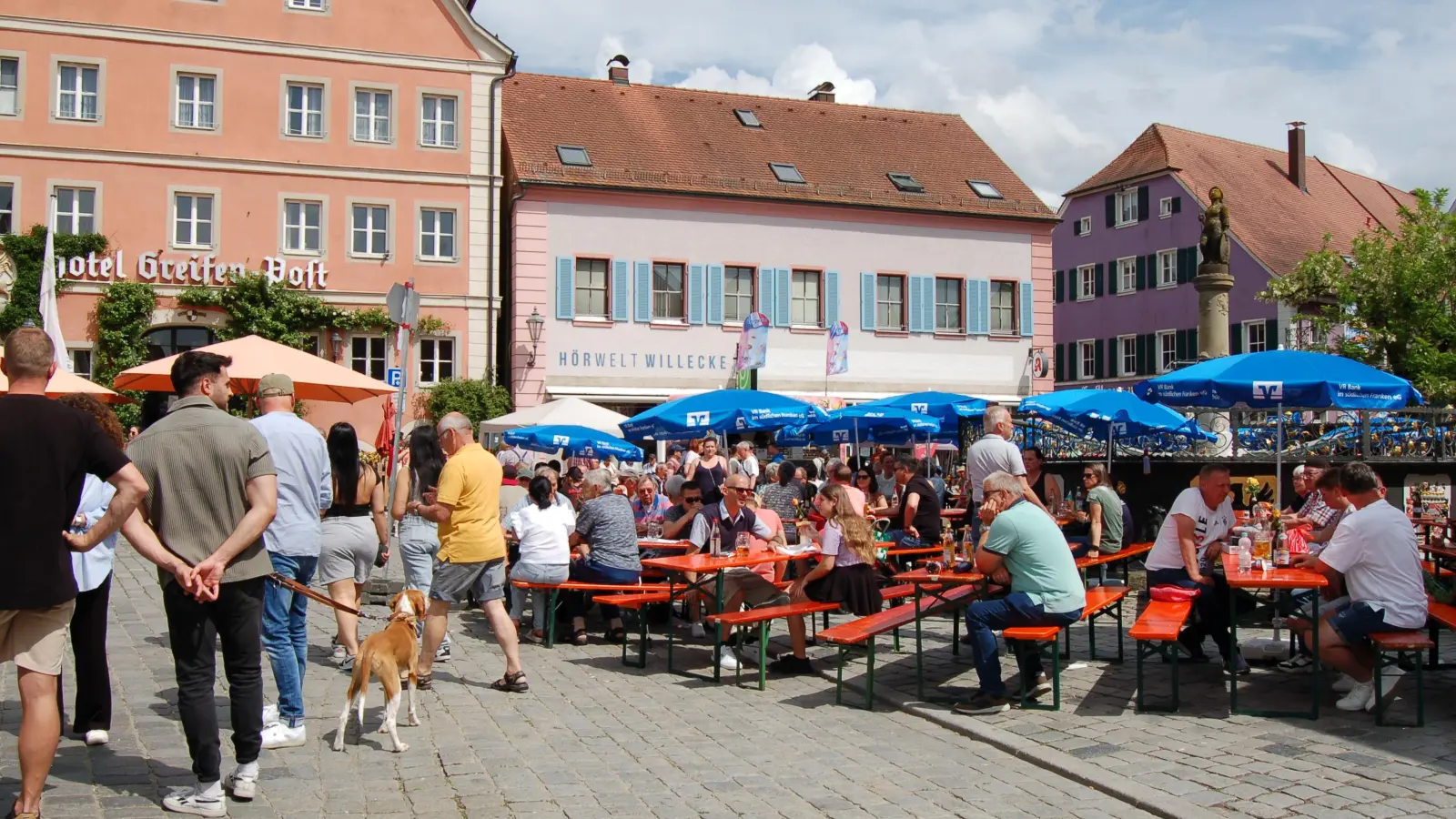 Zum Biergarten wird am Altstadtfest wieder der Feuchtwanger Marktplatz. Die Besucherinnen und Besucher können – wie hier im Bild am Röhrenbrunnen – an Biertischen Platz nehmen. Das Bild entstand im vergangenen Jahr.  (Archivbild: Markus Weinzierl)