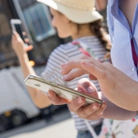 Endlich Urlaub! Doch diese Zeit nutzen Cyberkriminelle, um gezielt auf gefälschte Buchungsseiten, manipulierte Links oder unsichere Netzwerke zu locken. (Foto: Christin Klose/dpa-tmn)