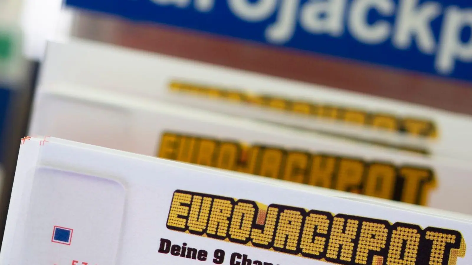 Lottoscheine mit der Aufschrift „Euro Jackpot“ liegen in einer Lotto-Annahmestelle. (Foto: Thomas Banneyer/dpa/Symbolbild)