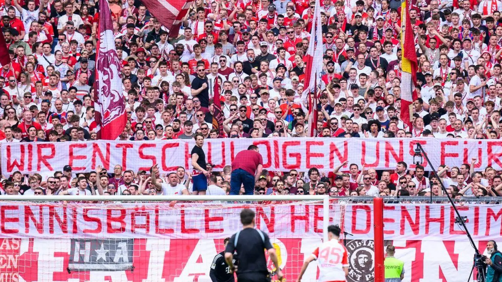 Die Fans des FC Bayern München. (Foto: Tom Weller/dpa)