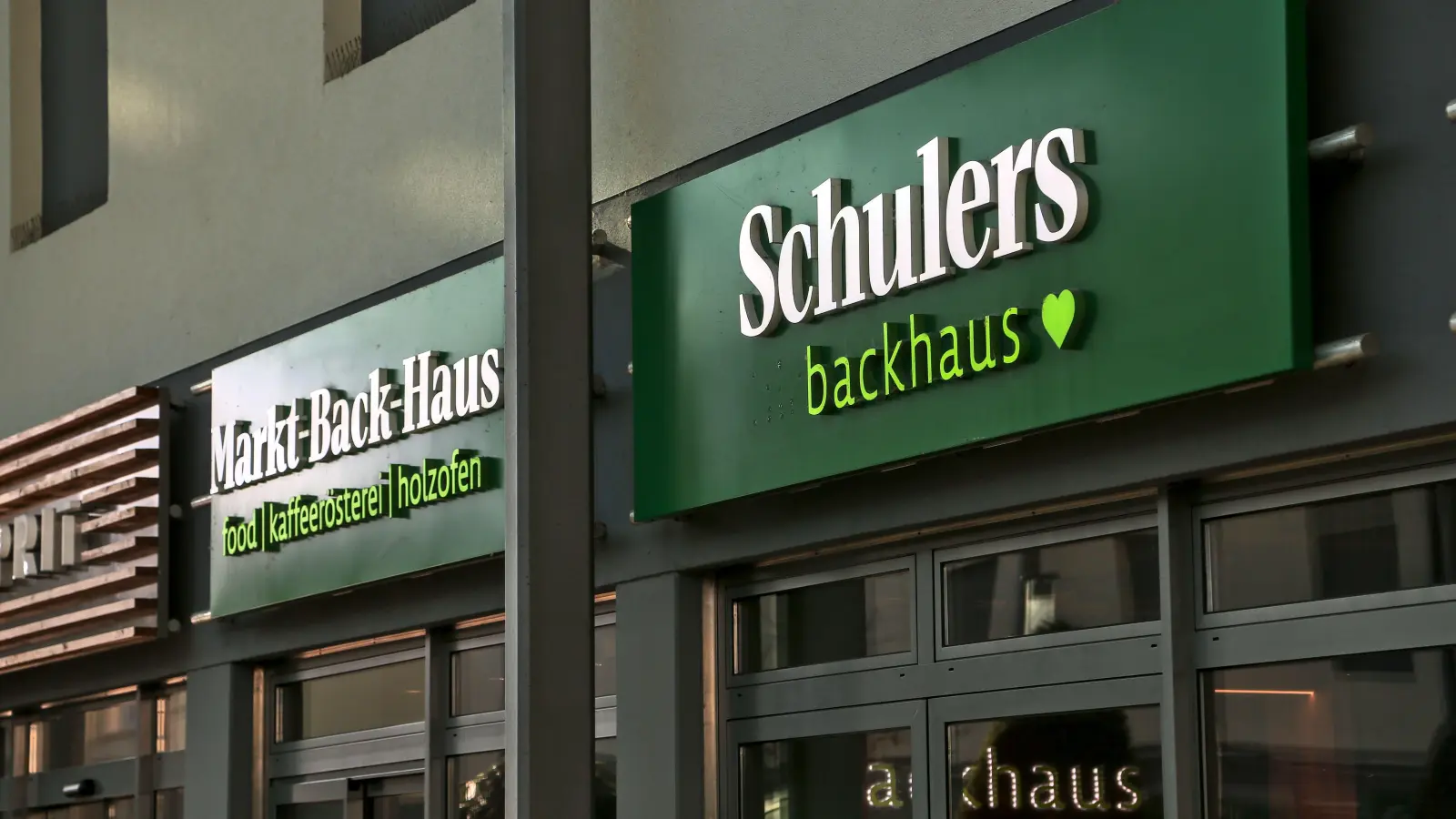 Die neuen Umstrukturierungen, um wieder liquide zu werden, gingen zulasten des ursprünglich geplanten Bio-Konzeptes. Deshalb musste auch ein Teil des Logos entfernt werden. (Foto: Tizian Gerbing)