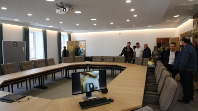 Das Rathaus in Leutershausen lud die Menschen zur Besichtigung ein. Auf reges Interesse stieß auch der aufgefrischte Sitzungssaal. (Foto: Alexander Biernoth)