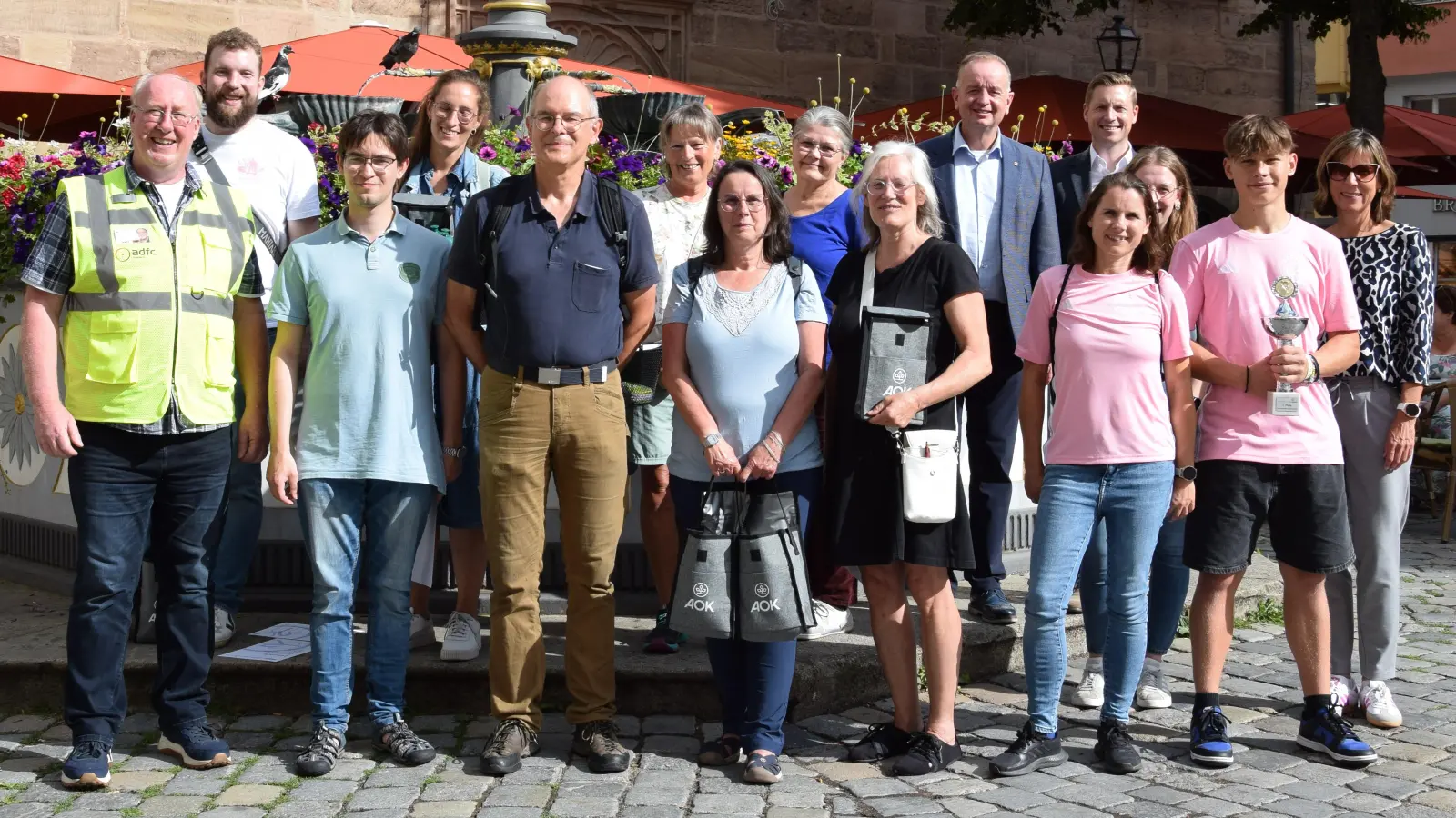 Sie haben etwas für ihre Gesundheit und die Umwelt getan: Zum gemeinsamen Foto versammelten sich die Sieger des Stadtradelns auf dem Martin-Luther-Platz. (Foto: Florian Schwab)
