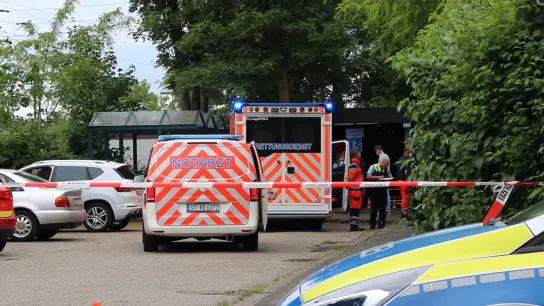 Notarzt und Polizei stehen auf einem Parkplatz in Lienen. (Foto: --/Nord-West-Media TV & Nachrichten GmbH/dpa)