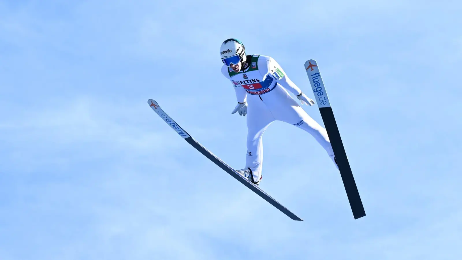 Der slowenische Skispringer Timi Zajc in Aktion. (Foto: Angelika Warmuth/dpa/Archivbild)