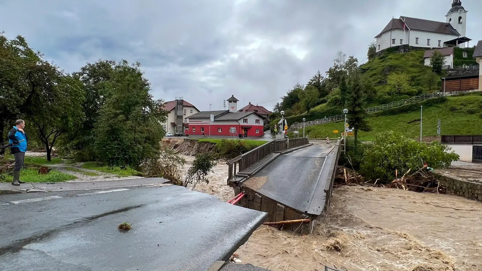 Eine eingestürzte Brücke in der slowenischen Stadt Stahovica. Im Osten des Landes ist nun ein Staudamm gebrochen. (Foto: Miro Majcen/AP/dpa)
