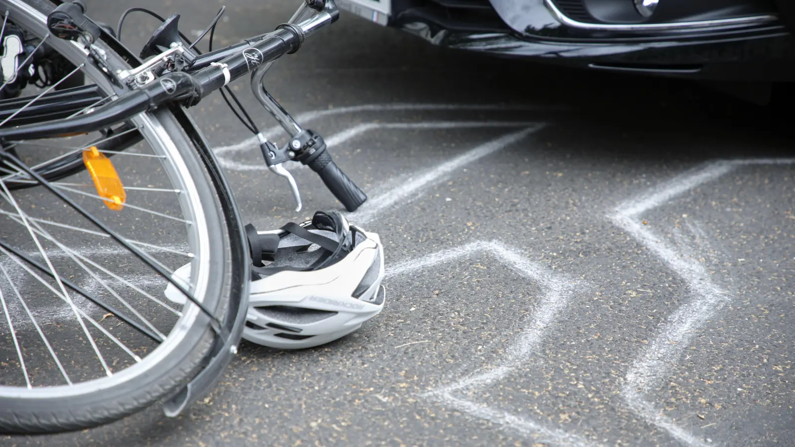 In Bad Windsheim wurde ein 13-Jähriger beim Überqueren der Staatsstraße bei Erkenbrechtshofen von einem Pkw erfasst und schwer verletzt. (Symbolbild: AMP-Net)