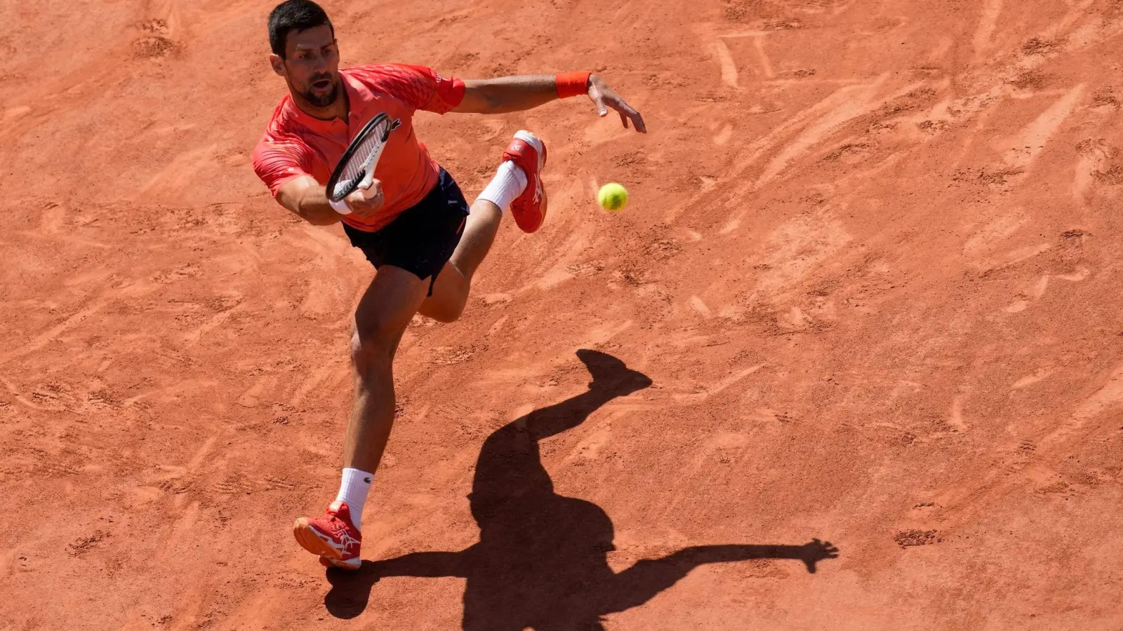 Novak Djokovic erreichte das Achtelfinale der French Open. (Foto: Christophe Ena/AP/dpa)