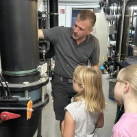 Alexander Stefke erklärt den Kindern, wie die Wasseraufbereitung läuft. (Foto: Levent Özdil)