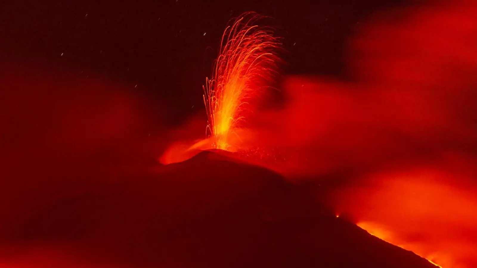 An den Hängen des Vulkans Ätna auf Sizilien fließen Lavaströme. (Foto: Salvatore Allegra/AP/dpa)