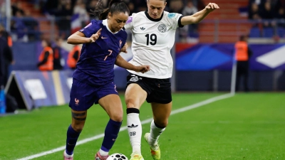 Setzte sich am Ende entscheidend durch: Linksaußen Klara Bühl (r.) trifft auch im Rückspiel  (Foto: Jeremias Gonzalez/AP/dpa)