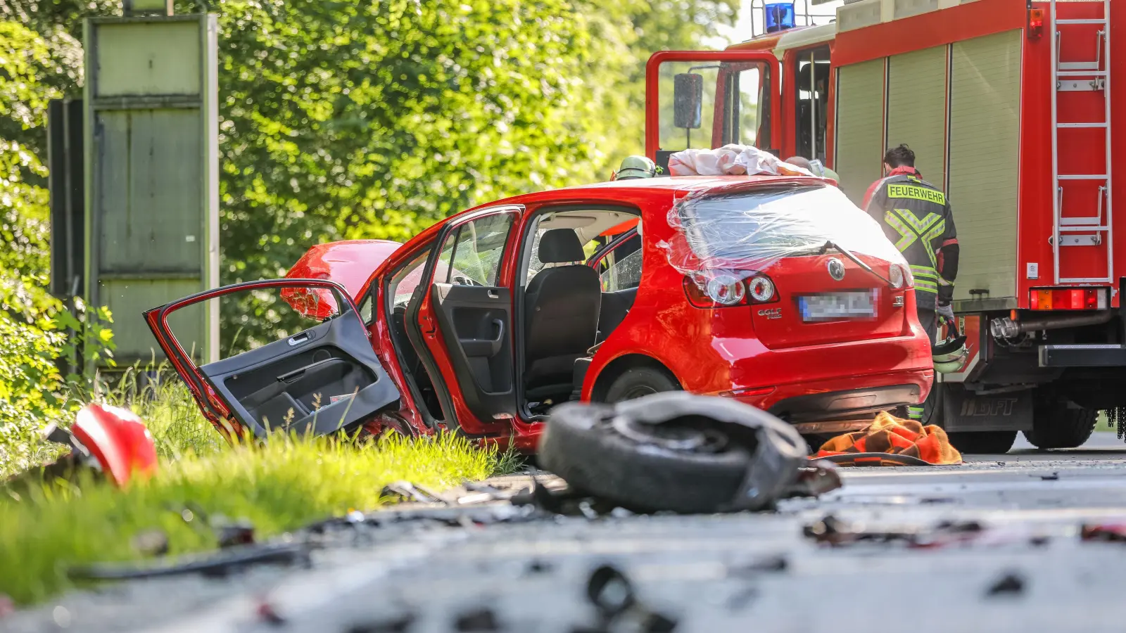 Der Fahrer dieses VW Golf geriet aus bisher unbekannten Gründen auf die Gegenfahrbahn.  (Foto: NEWS5 / Oßwald)