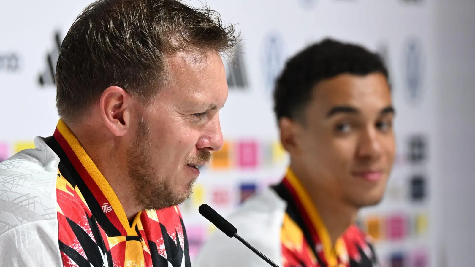 Julian Nagelsmann (l.) und Jamal Musiala (r.) sprechen bei der DFB-Pressekonferenz.  (Foto: Federico Gambarini/dpa)