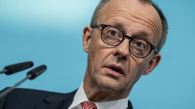 Kanzler Merz bekräftigt seine Kritik an der Höhe des Krankenstandes in Deutschland (Foto: Michael Kappeler/dpa)