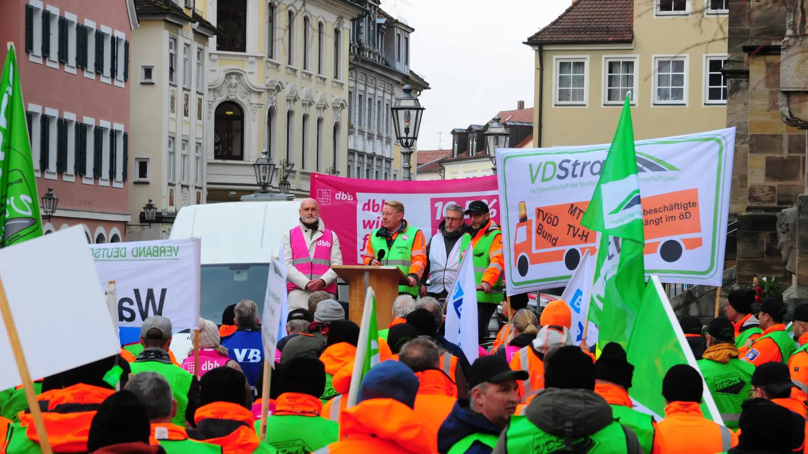 Stellvertretender Bundesvorsitzender des dbb, Volker Geyer (links), und Hermann-Josef Siebigteroth (mit Mikro), Bundesvorsitzender der Gewerkschaft VDStra, kritisierten die Arbeitgeber scharf. (Foto: Jonas Volland)