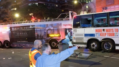 Einsatzkräfte begutachten die Unfallstelle im New Yorker Stadtteil Manhatten. (Foto: Gardiner Anderson/TNS via ZUMA Press Wire/dpa)