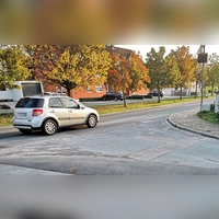 Der Wunsch, für die Neusitzer Straße Tempo 30 durchzubekommen, ist nicht neu. Bisher wurden die Anträge aber immer abgelehnt. Jetzt soll ein neuer Anlauf unternommen werden. Das Foto entstand am nördlichen Ende, wo eine Geschwindigkeitsmessanlage steht. Der angezeigte Wert passt, denn aktuell sind 50 Sachen erlaubt. (Foto: Jürgen Binder)