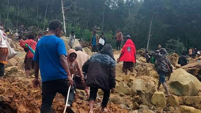 Nach einem Erdrutsch werden im abgelegenen Hochland Papua-Neuguineas Hunderte Tote befürchtet. Einige Dörfer wurden komplett verschüttet. (Foto: Benjamin Sipa/International Organization for Migration/AP/dpa)
