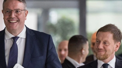 Der Vorsitzende der Ministerpräsidentenkonferenz Alexander Schweitzer (SPD) und sein Vize, Michael Kretschmer (CDU) sehen sich als „Möglichmacher“.  (Foto: Hannes P. Albert/dpa)