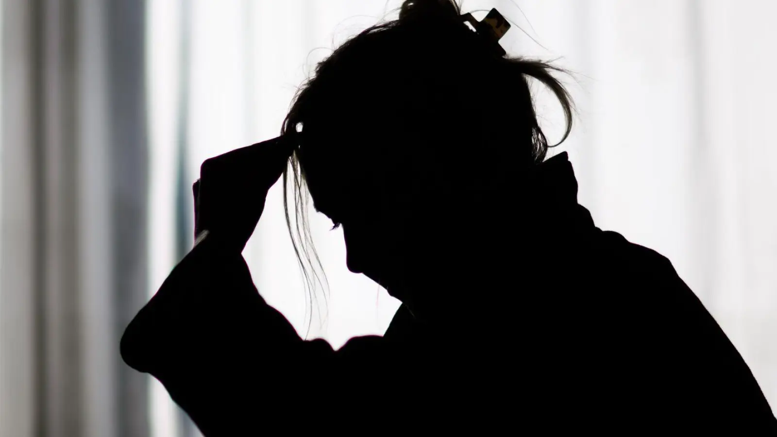 Jeder sechste Mensch ist von Einsamkeit betroffen. (Symbolbild) (Foto: Julian Stratenschulte/dpa)