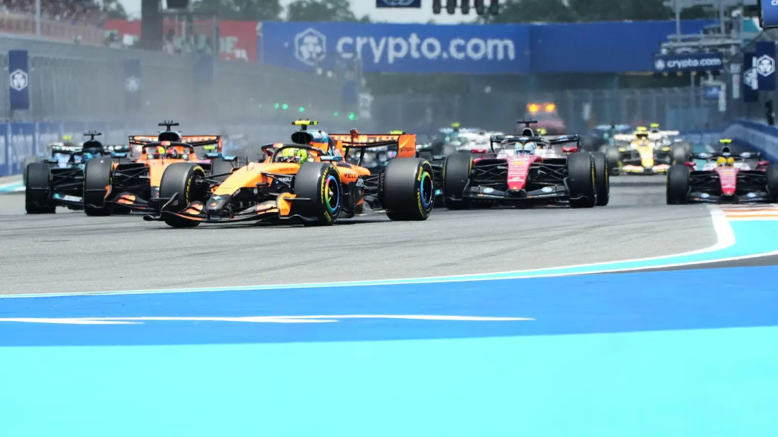 Lando Norris im McLaren lässt die Konkurrenz hinter sich. (Foto: Lynne Sladky/AP/dpa)