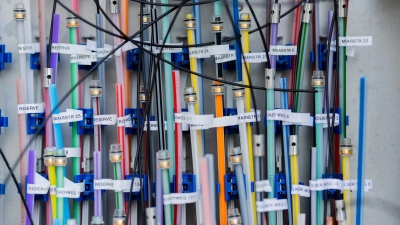 Glasfaser ermöglichen eine schnelle Datenübertragung. (Archivbild) (Foto: Rolf Vennenbernd/dpa)