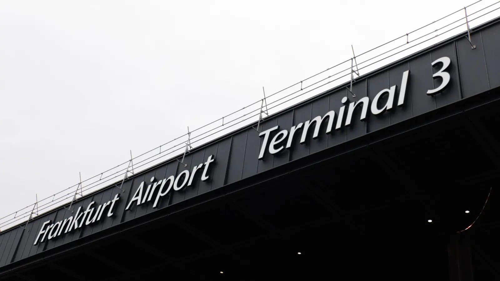 Das neue Passagierterminal an Deutschlands größtem Flughafen soll im April 2026 in Betrieb genommen werden. (Archivbild) (Foto: Lando Hass/dpa)