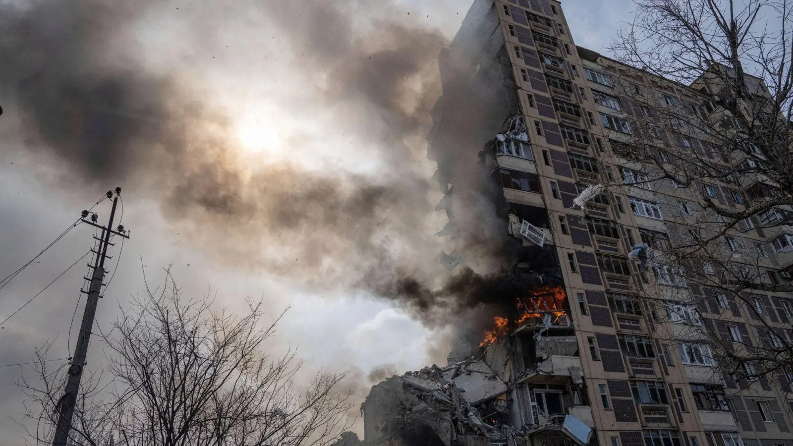 Ein Gebäude mit mehreren Geschäften in Awdijiwka brennt nach einem Luftangriff. (Foto: Evgeniy Maloletka/AP)