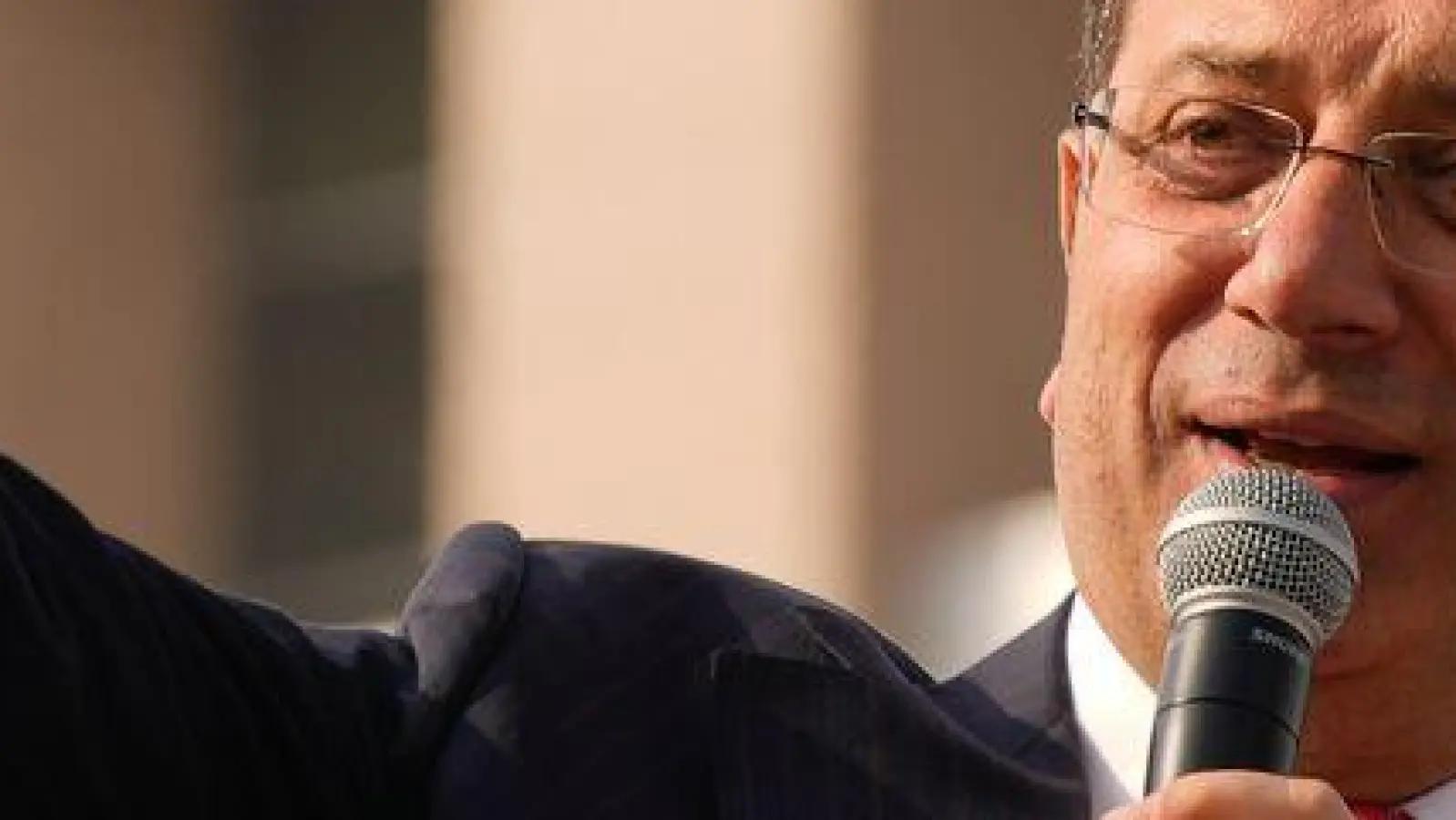 Der ehemalige Bürgermeister Ekrem Imamoğlu steht in zwei Prozessen gleichzeitig vor Gericht. (Archivbild) (Foto: Emrah Gurel/AP/dpa)