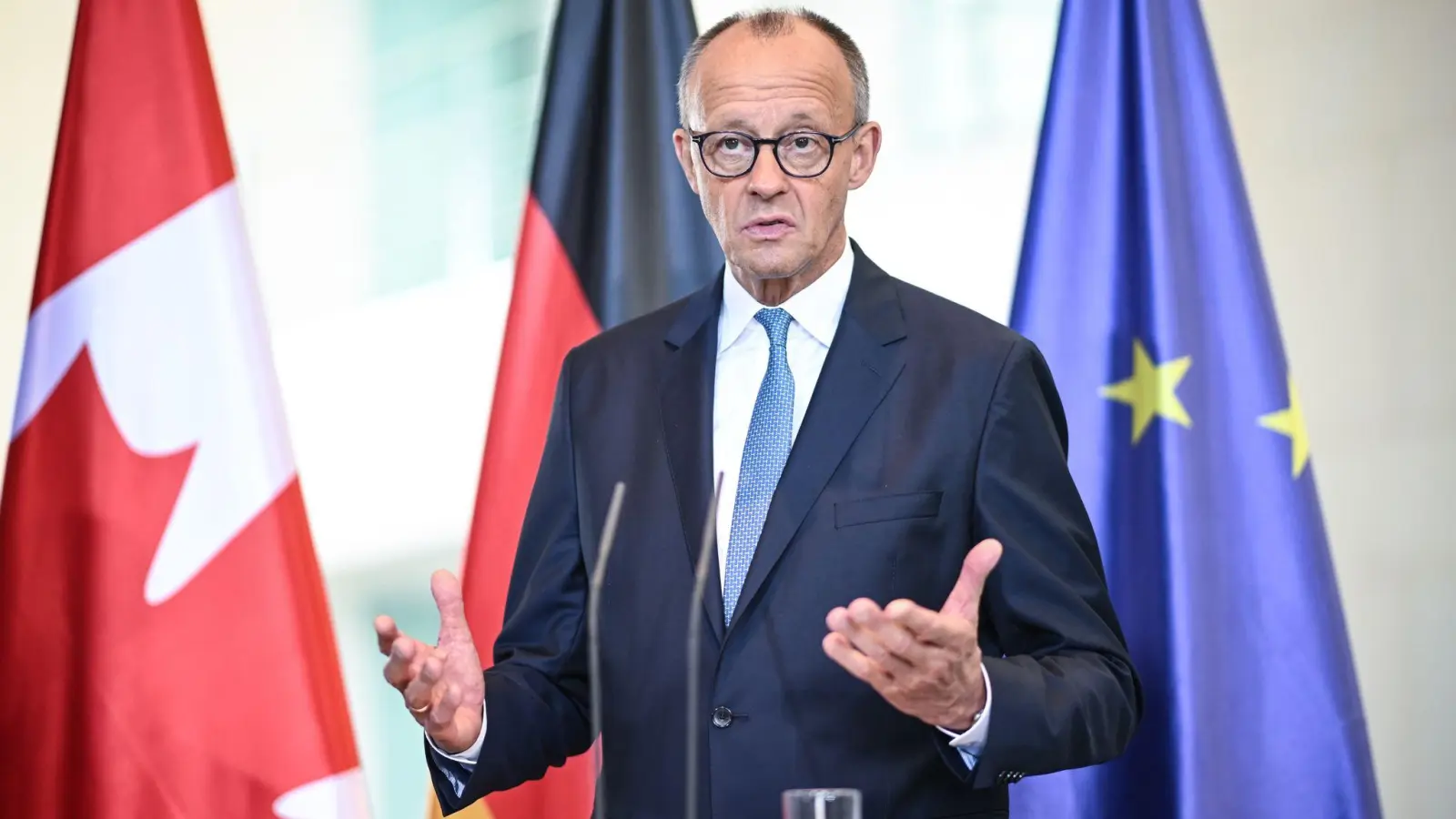 Der Kanzler sieht das Veto seines Außenministers gegen das Wehrdienstgesetz als „ein ganz übliches, normales Regierungshandeln“. (Foto: Britta Pedersen/dpa)